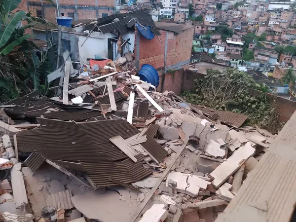 Ela foi resgatada pelo Corpo de Bombeiros com escoriações leves por Reprodução e Divulgação