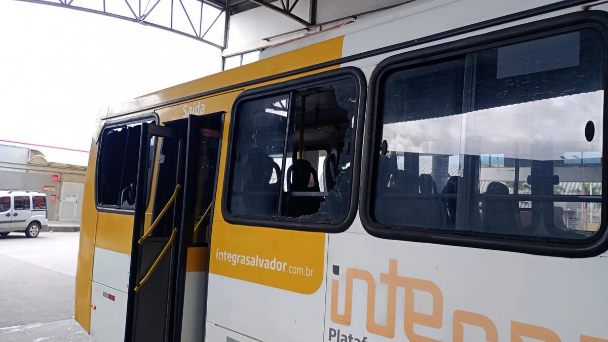 Ônibus com torcida organizada do Vitória é alvo de ataque com pedras e barra de ferro em Salvador por Semob