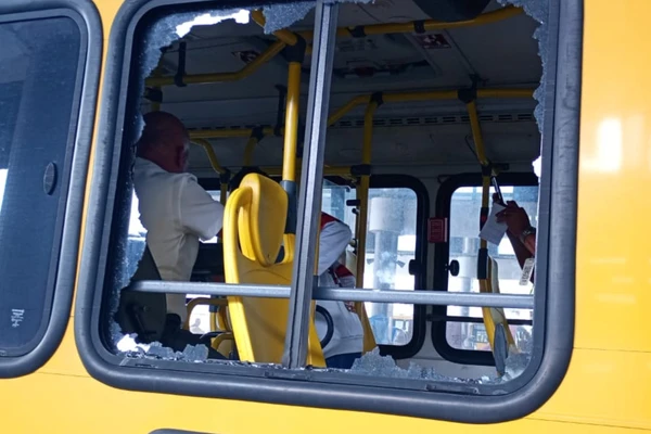 Ônibus com torcida organizada do Vitória é alvo de ataque com pedras e barra de ferro em Salvador