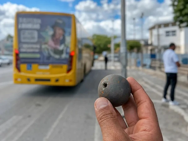 Ônibus com torcida organizada do Vitória é alvo de ataque com pedras e barra de ferro em Salvador por Semob 
