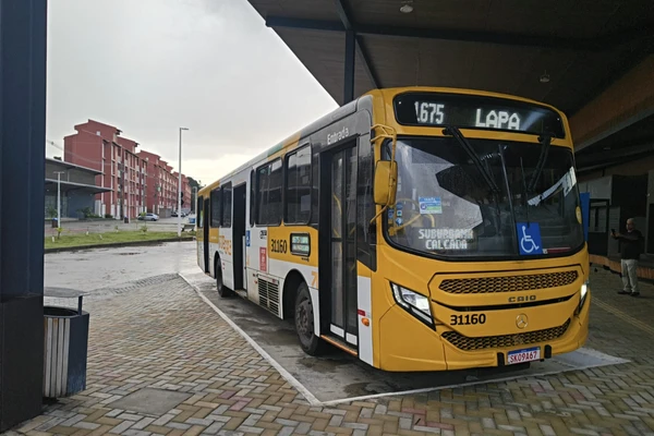 Ônibus no Terminal Mané Dendê 