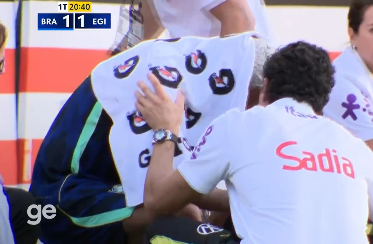 Veja o momento em que Wesley sente lesão e deixa o amistoso