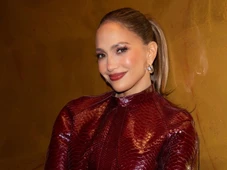Imagem - Jennifer Lopez aparece sem maquiagem para vender produto, mas seguidores detonam: 'Seria realista se não tivesse filtro'