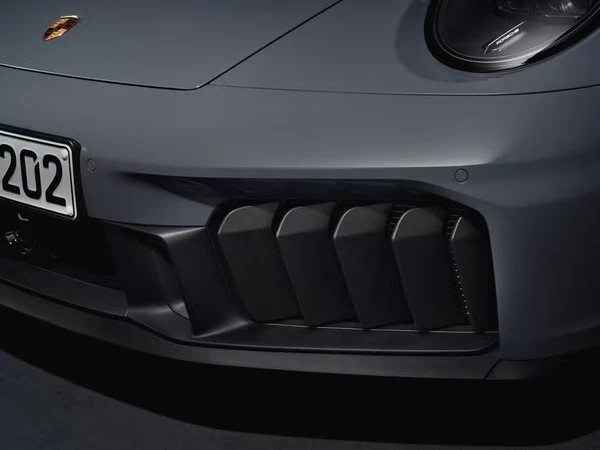 Aletas no para-choque do Porsche 911 Carrera GTS controlam passagem de ar por Divulgação/Porsche