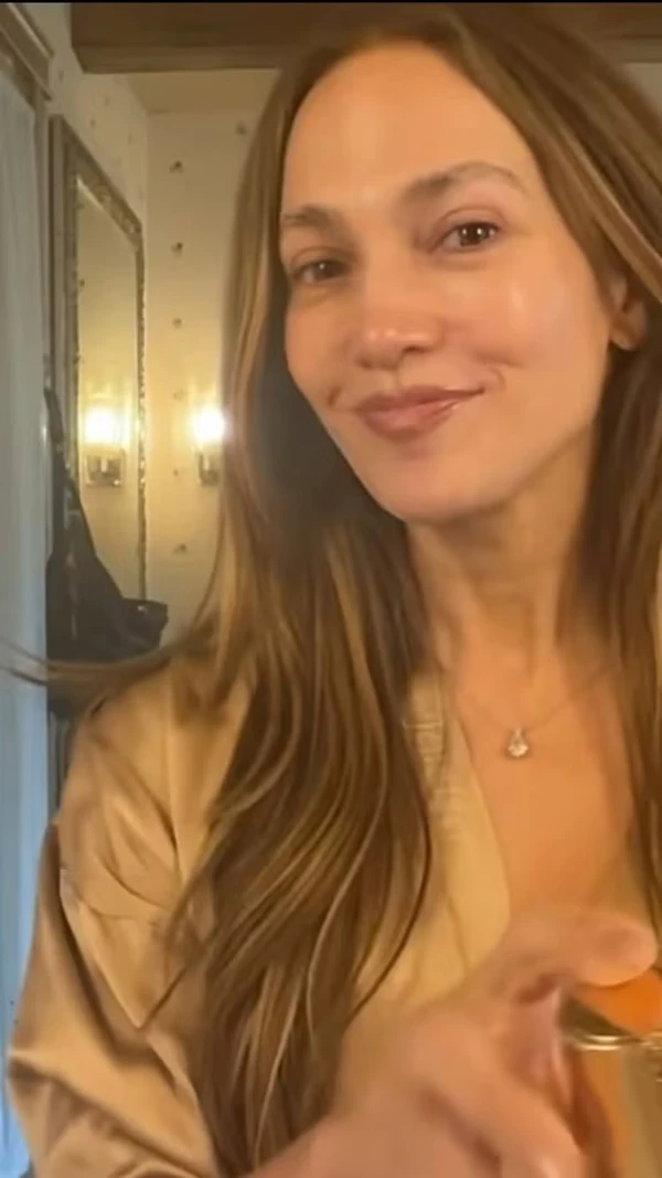 Jennifer Lopez sem maquiagem por Reprodução/Instagram