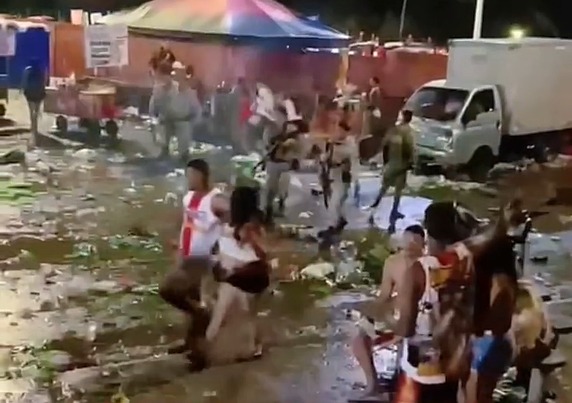 Spray de pimenta e golpes de cassetete: Corregedoria da PM vai investigar denúncias de truculência contra torcedores do Vitória por Reprodução