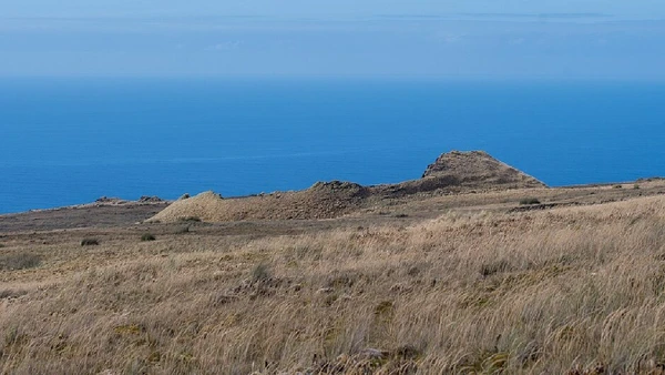 A ilha é composta de um planalto raso com ventos fortes nas chamadas Terras Austrais e Antártidas Francesas