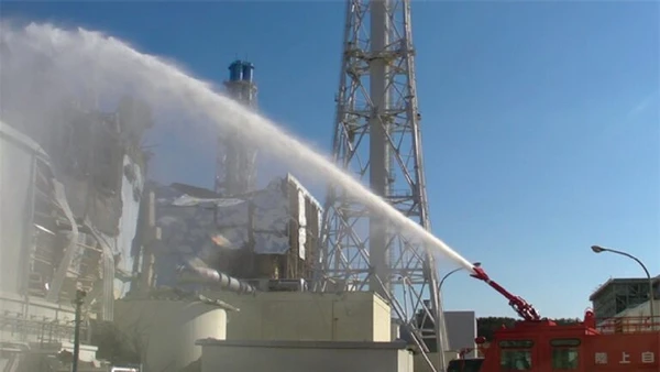 A usina de Fukushima Daiichi foi atingida pelo terremoto e pelo tsunami de 11 de março de 2011, numa sequência que causou falhas de resfriamento, explosões em reatores e a evacuação de amplas áreas ao redor da instalação por 防衛省 / Wikimedia Commons