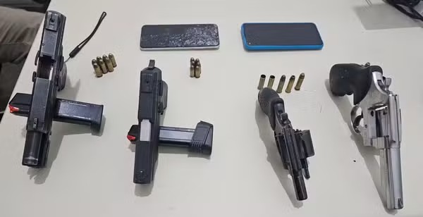 Armas foram apreendidas com suspeitos