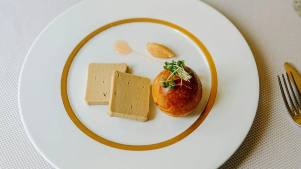 Considerado uma iguaria da culinária francesa, o foie gras segue presente em restaurantes de luxo ao redor do mundo, mas continua no centro de debates sobre ética e bem-estar animal por Reprodução