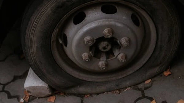 Em um dos pontos, a margem de passagem ficou tão apertada que os pneus do caminhão precisaram ser murchados para permitir a passagem segura
