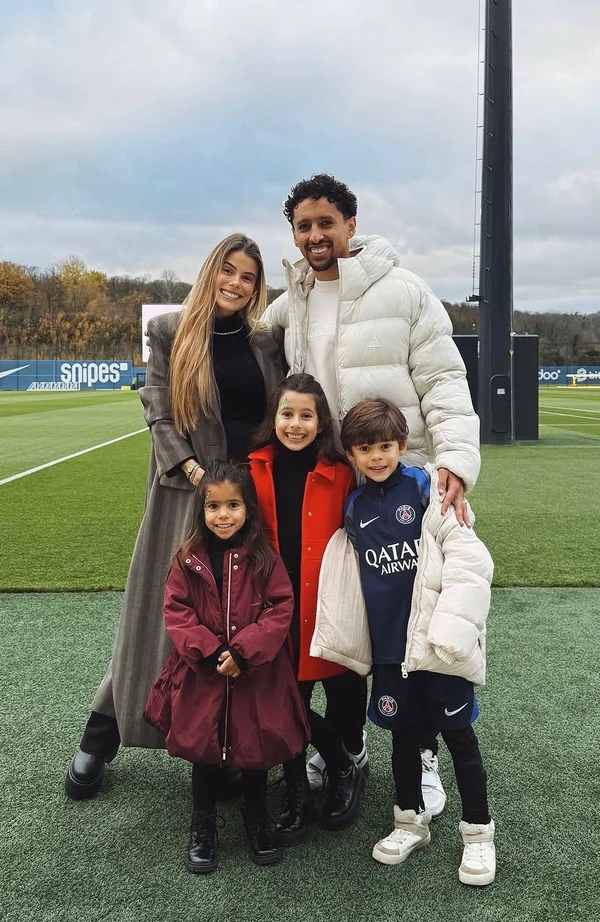 Marquinhos e Carol Cabrino com filhos por Reprodução/Instagram