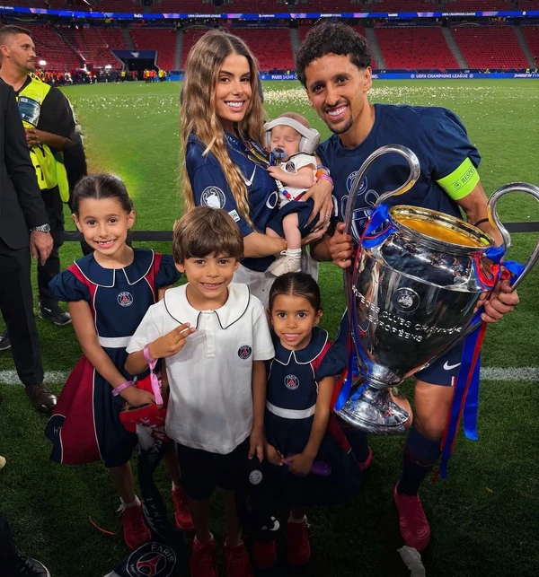 Marquinhos e Carol Cabrino com filhos por Reprodução/Instagram
