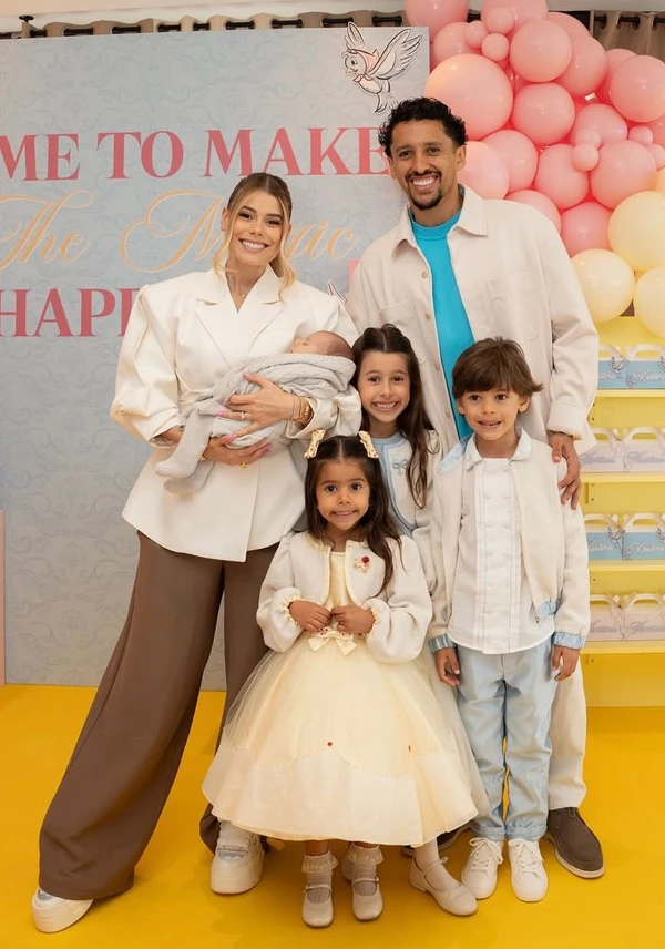 Marquinhos e Carol Cabrino com filhos por Reprodução/Instagram