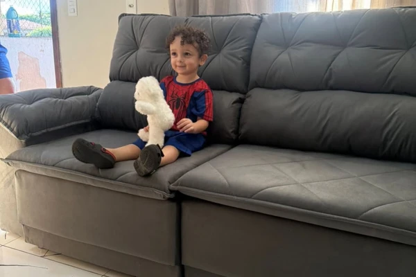 Matias, de dois anos, comprou um sofá pelo celular da mãe 