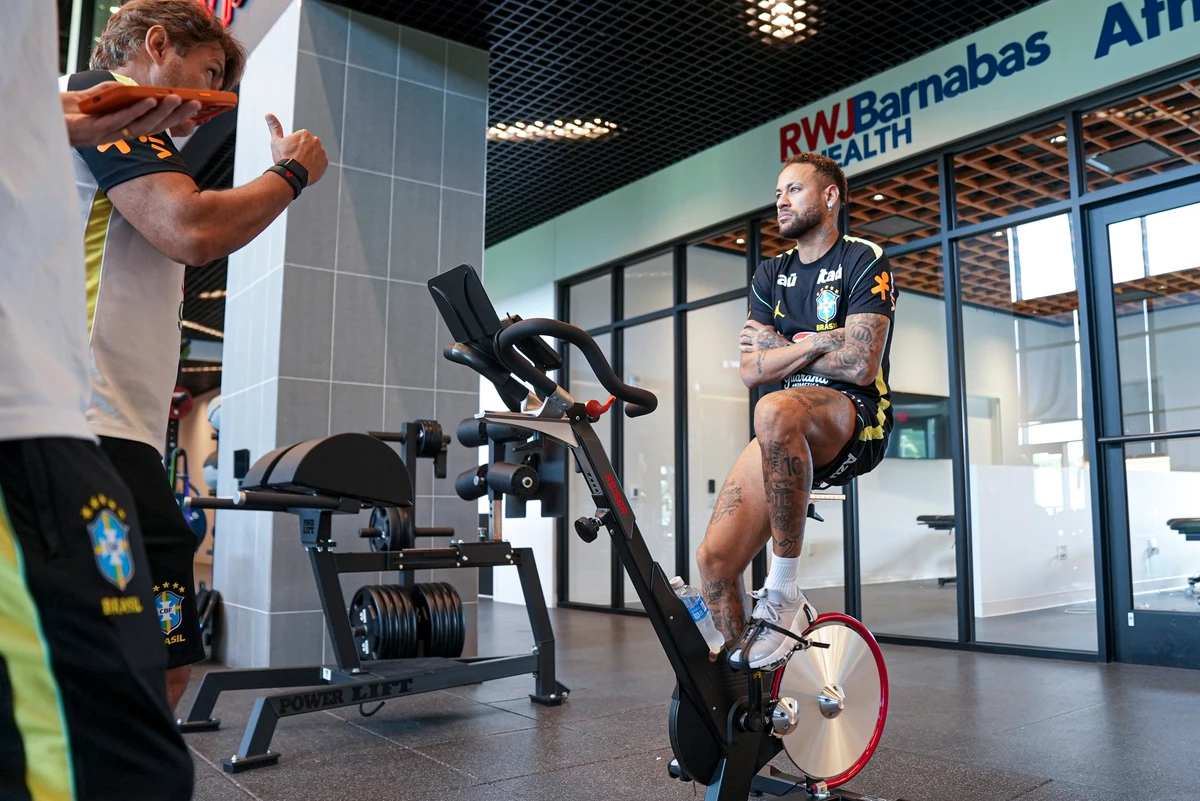 Neymar fazendo trabalho de fisioterapia com a Seleção