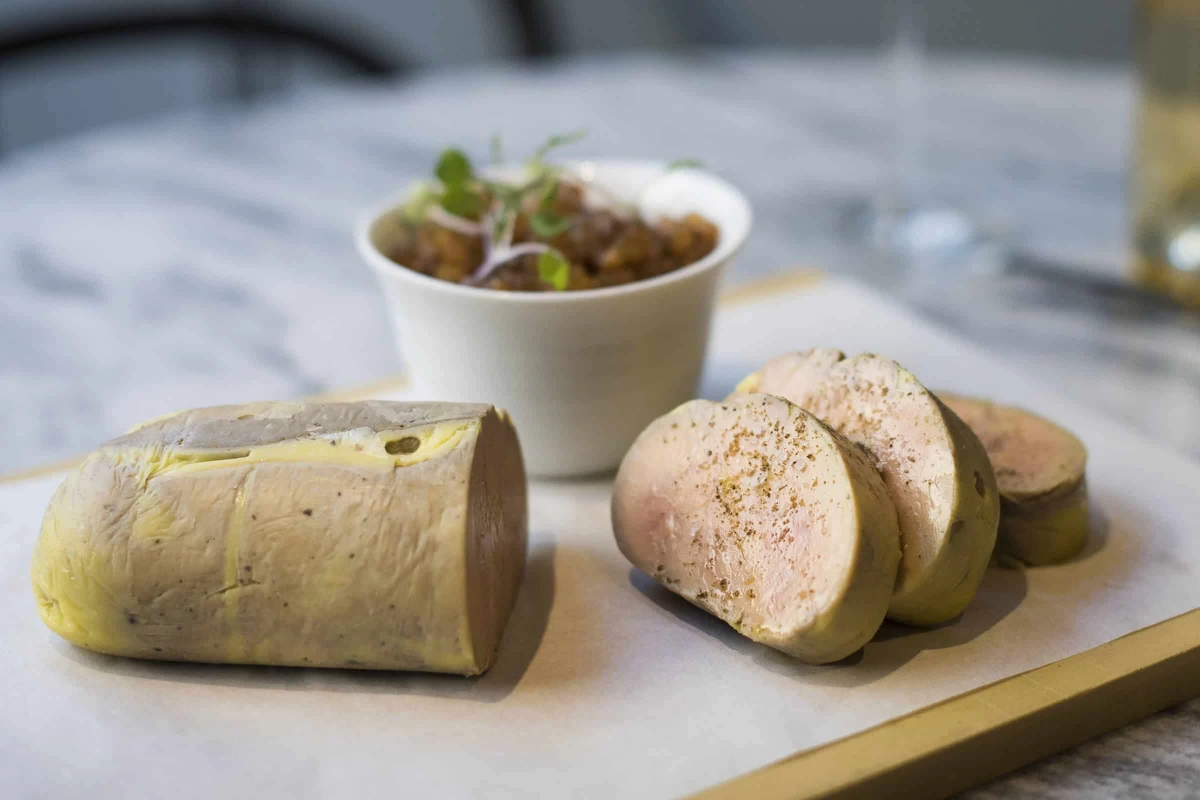 No Brasil, tramita um projeto de lei que busca proibir a produção e a venda de produtos obtidos por meio da alimentação forçada de animais, incluindo o foie gras por Reprodução