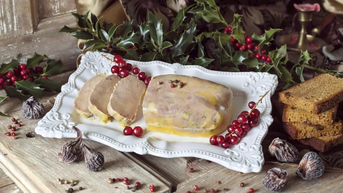 O foie gras é produzido a partir do fígado de patos ou gansos submetidos à alimentação forçada, técnica conhecida como gavage, que acelera o aumento do órgão por Reprodução