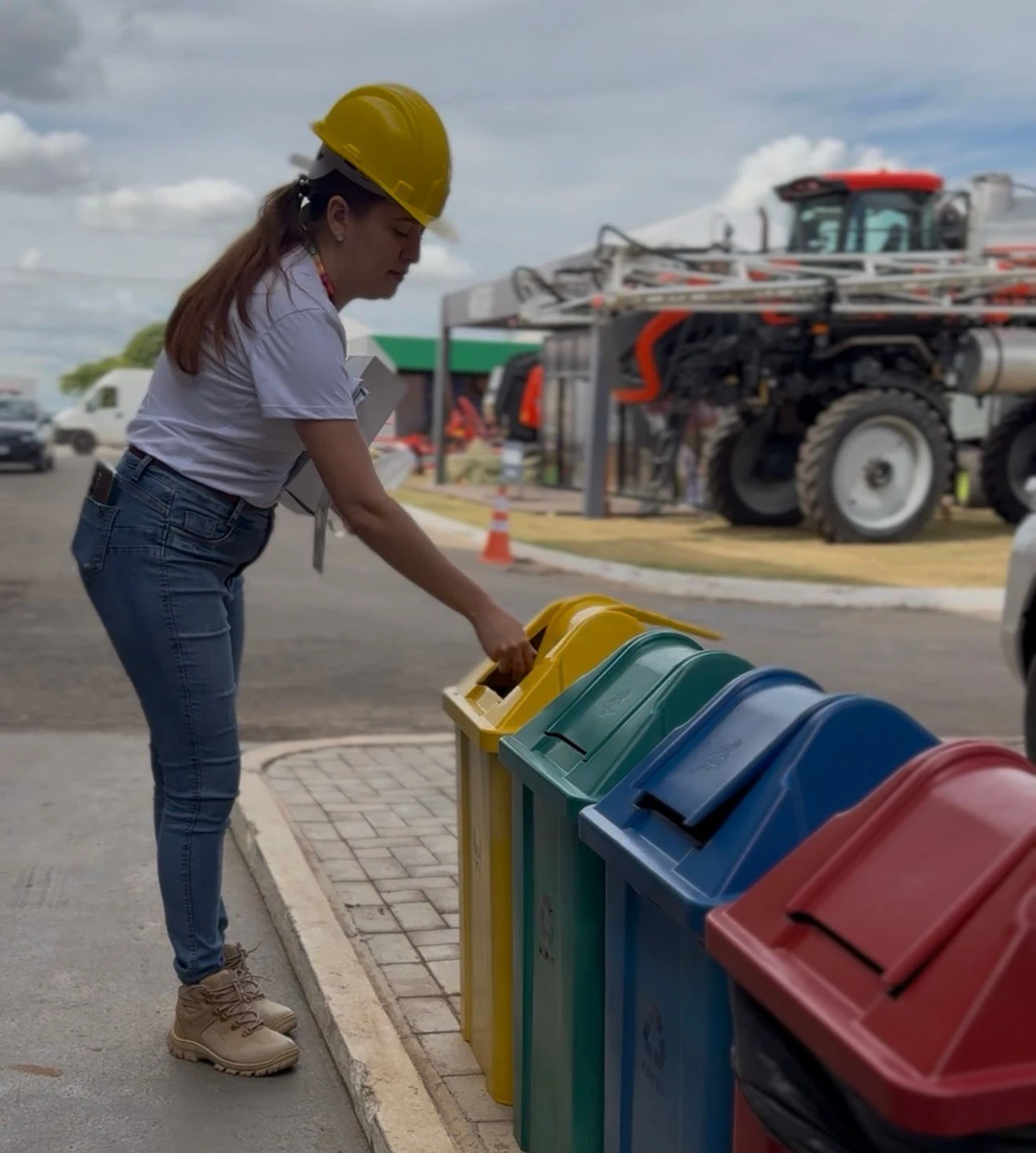 Pontos de coleta identificados por cores garantem a separação correta de recicláveis, orgânicos e rejeitos por Divulgação