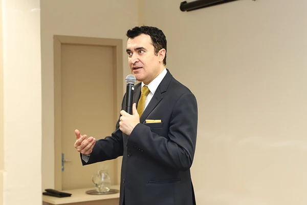 Professor universitário com mais de 100 mil seguidores nas redes sociais é acusado de abuso sexual e estupro contra estudantes por Reprodução