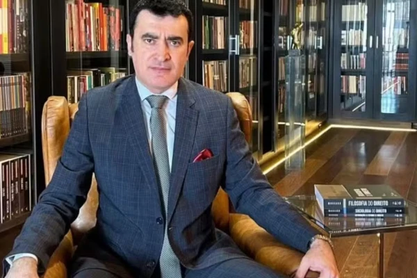 Professor universitário com mais de 100 mil seguidores nas redes sociais é acusado de abuso sexual e estupro contra estudantes por Reprodução
