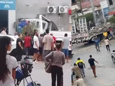 Imagem - Caminhão desgovernado atinge prédio e deixa sete feridos no interior da Bahia