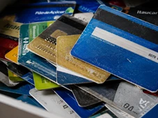 Imagem - Não jogue fora cartões de crédito vencidos, eles valem um tesouro: o que milhões descartam sem pensar pode ganhar função surpreendente, não exige investimento e transforma organização da casa