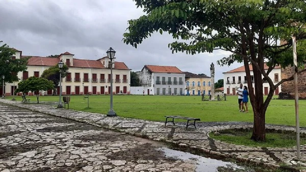 A Praça Matriz é o ponto de partida para quem deseja explorar Alcântara por Ridiculopathy / Wikimedia Commons