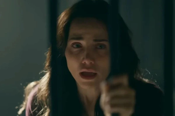 Adriana (Letícia Colin)