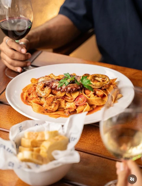 O almoço custará R$ 550 por casal, enquanto o jantar terá valor de R$ 580 por casal. As bebidas não estão inclusas. As reservas já estão abertas e as mesas da varanda, um dos espaços mais disputados da casa, são limitadas. Para garantir a experiência, basta entrar em contato com o Allê Varanda Bar pelo WhatsApp – (71) 99660-4487 – e informar o horário de preferência. por Divulgação