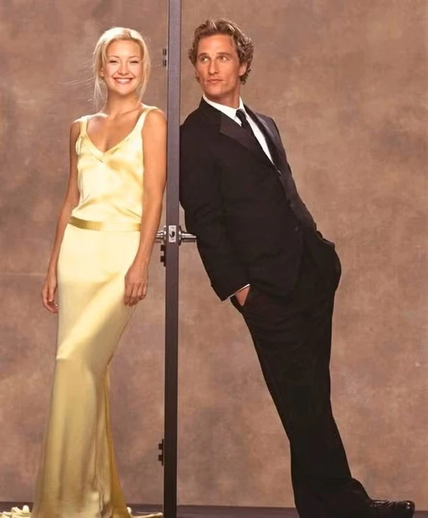 Além do filme estrelado por Kate Hudson e Matthew McConaughey, a programação da noite contará com welcome drink e pipoca inclusos no ingresso, apresentação musical de May Sol e uma performance especial da acrobata aérea Gio (@voarcomgio). Os ingressos são limitados, custam R$ 180 por pessoa e estão disponíveis para compra online pela Ticketmaker. por Divulgação