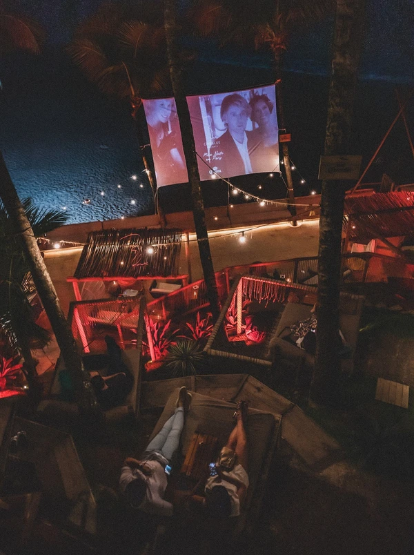 O Blue Praia, no Rio Vermelho, traz para o Dia dos Namorados uma noite de cinema à beira-mar. Uma edição especial do CineBlue exibirá a comédia romântica “Como Perder um Homem em 10 Dias”. O público acompanha a exibição cercado por mantas, camas e redes flutuantes, em uma ambientação especial iluminada à luz de velas.  por Divulgação