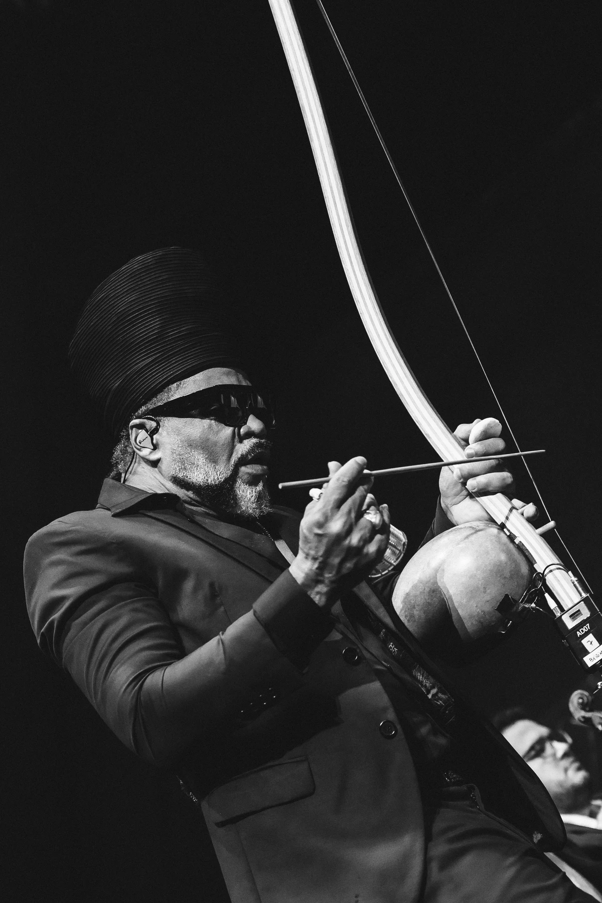 Carlinhos Brown e a Orquestra Ouro Preto unem tradição afro-brasileira e linguagem sinfônica em um projeto que atravessa territórios, gerações e identidades por Lucas Le