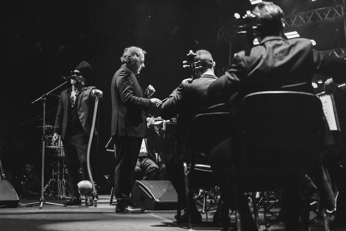 Carlinhos Brown e a Orquestra Ouro Preto unem tradição afro-brasileira e linguagem sinfônica em um projeto que atravessa territórios, gerações e identidades por Lucas Leawry