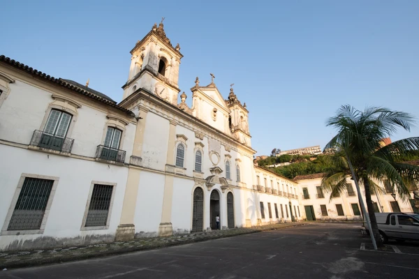 Complexo da Casa Pia ergue-se como uma 'muralha' em branco e bege: rigorosamente simétrico por Acervo Casa Pia