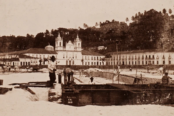 Marco visual da cidade. Foto de 1912: concessionária francesa do porto fez obras em frente ao prédio/ Autor não identificado/ Instituto Flavia Abubakir por Acervo Casa Pia
