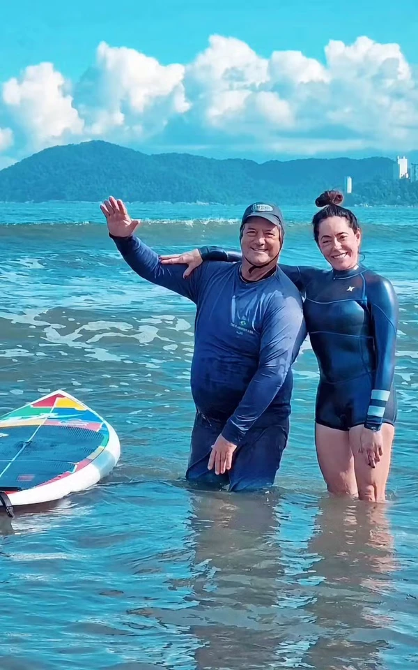 Christiane Torloni aprende a surfar aos 69 anos na Baixada Santista, SP por Reprodução/Instagram
