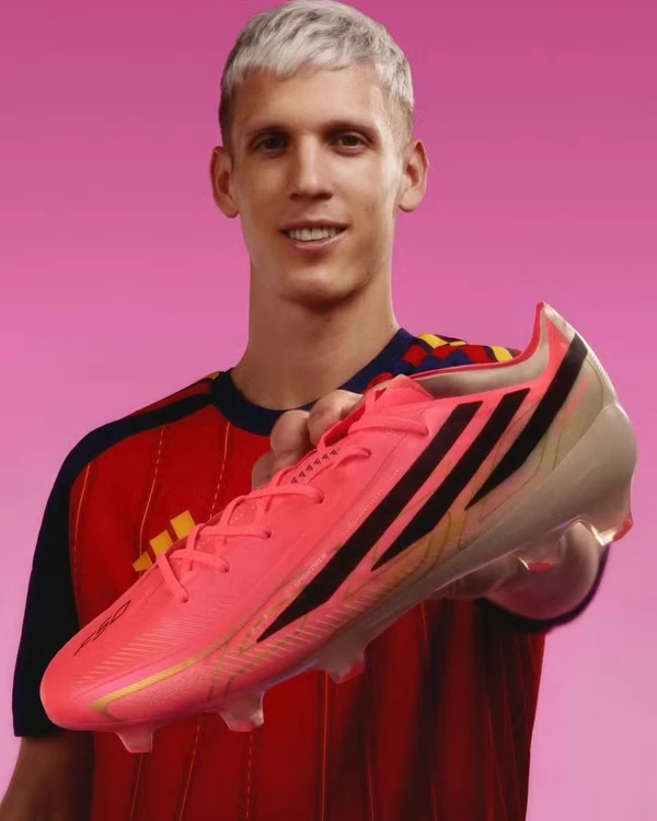 Dani Olmo (Espanha - Adidas) por Reprodução