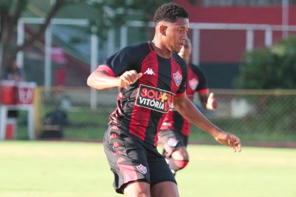 Edson Júnior com a camisa do Vitória
