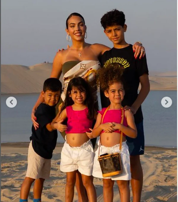 Georgina Rodriguez, Cristiano Ronaldo e filhos por Reprodução/Instagram
