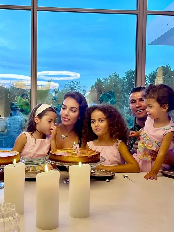 Georgina Rodriguez, Cristiano Ronaldo e filhos por Reprodução/Instagram