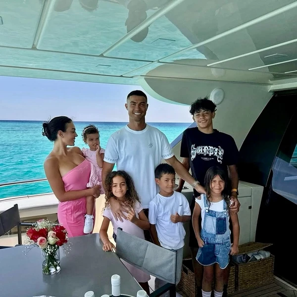 Georgina Rodriguez, Cristiano Ronaldo e filhos por Reprodução/Instagram