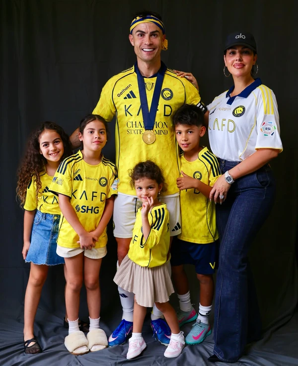 Georgina Rodriguez, Cristiano Ronaldo e filhos por Reprodução/Instagram