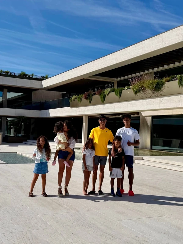 Georgina Rodriguez, Cristiano Ronaldo e filhos por Reprodução/Instagram