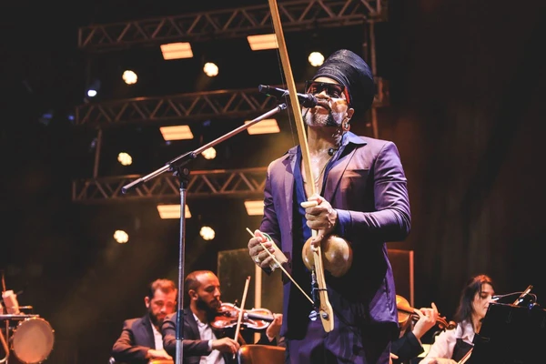 Gravado na Concha Acústica de Salvador, projeto une percussão afro-brasileira e música sinfônica em dois volumes lançados neste mês