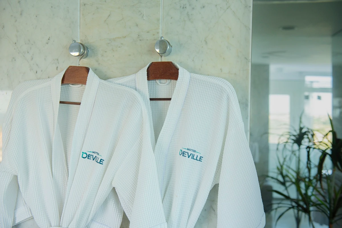 A experiência exclusiva de Dia dos Namorados do Hotel Deville Prime Salvador, em Itapuã, inclui hospedagem com decoração romântica, jantar e música ao vivo. O hotel tem opções tanto para hóspedes quanto para o público externo. Oferece um pacote de hospedagem que inclui decoração especial no apartamento, com flores naturais, frutas, chocolates, espumante nacional, roupões, chinelos e amenities especiais. A experiência também contempla jantar romântico no restaurante do hotel, café da manhã servido no dia seguinte e late check-out.
 por Divulgação