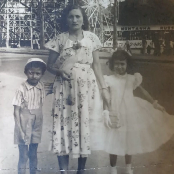Em 1952, Zulina chegou ao Rio de Janeiro acompanhada de dois de seus filhos por Reprodução