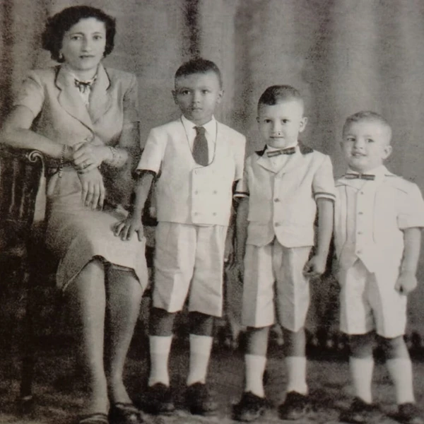 Zulina em 1952, com três de seus filhos por Reprodução