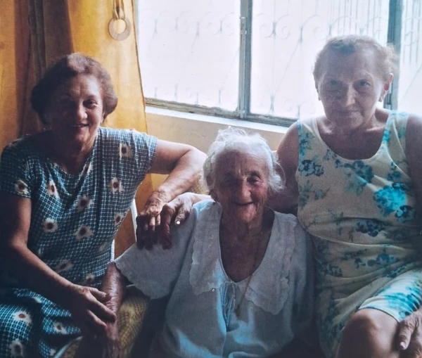 Em 2005, Zulina e Levita visitaram sua tia de 100 anos por Reprodução