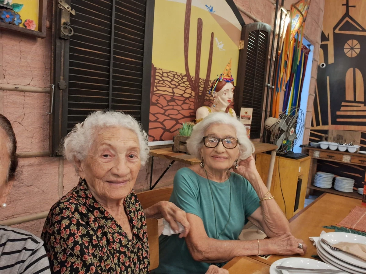 Zoraide (à direita) em seu aniversário de 103 anos, em novembro de 2024, com Zulina (de 101 anos) por Reprodução